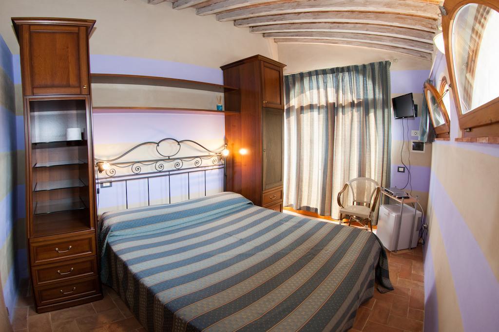 Casa Vacanze "Casale Al Pino" Riparbella Pokoj fotografie